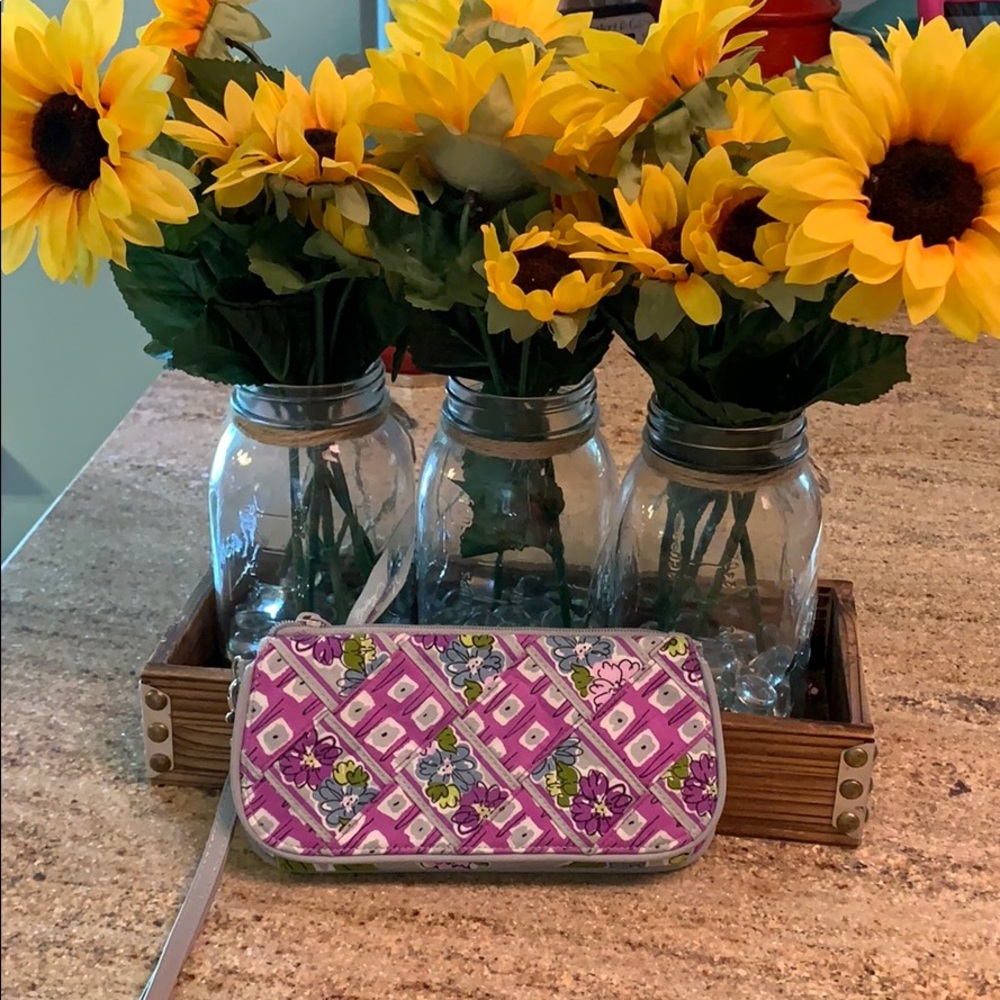 NEW LISTING! Vera Bradley wristlet!